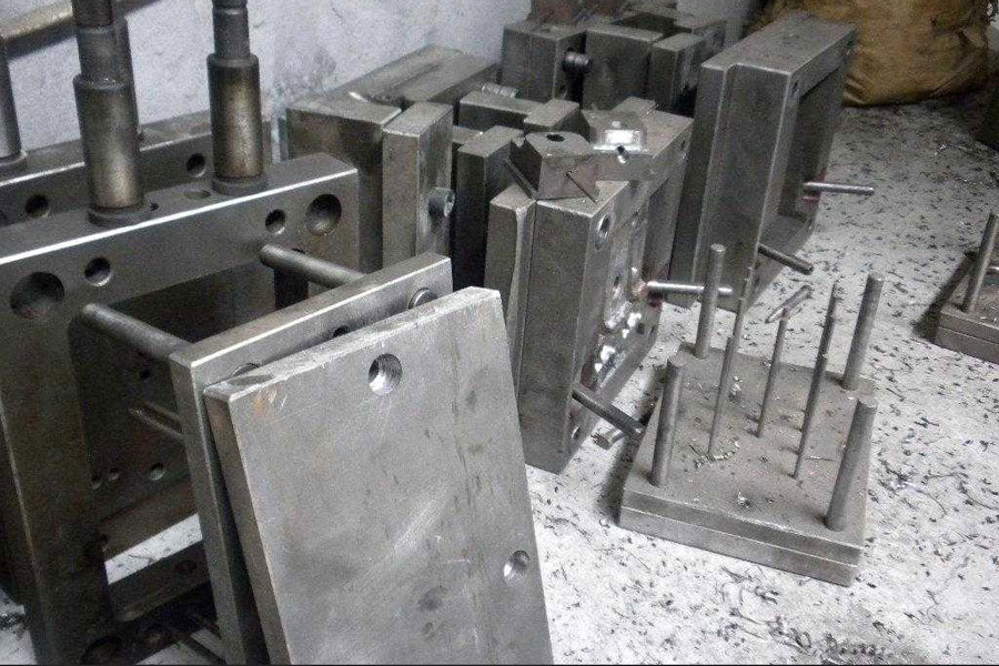 The mold design manual has detailed the problems that should be paid attention to in the design of the die-casting mold, but when determining the injection speed, the maximum speed should not exceed 100m/S. If the speed is too high, it will promote the corrosion of the mold and the increase of deposits on the cavity and core; but too low will easily cause defects in the casting.