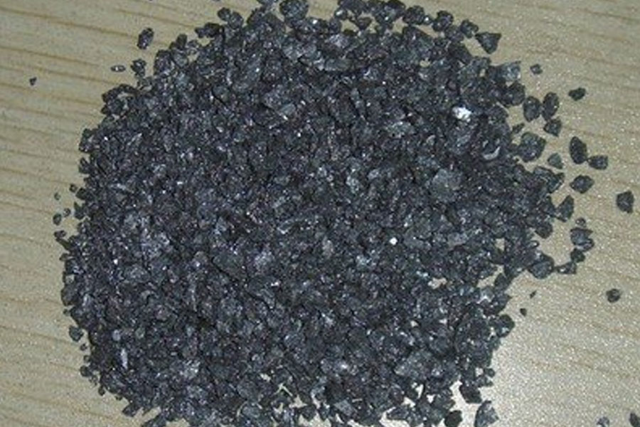 Most of the unmelted and coarse graphite particles are suspended on the surface of the molten iron near the furnace wall when energized, and some are attached to the middle of the furnace wall, which is equivalent to the dead corner of stirring